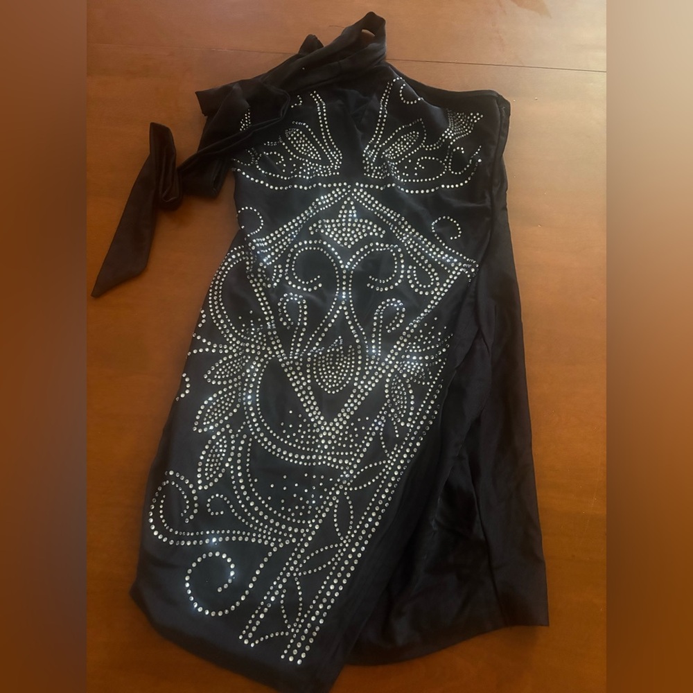 Chic One Shoulder Black Dress with Rhinestone Accents